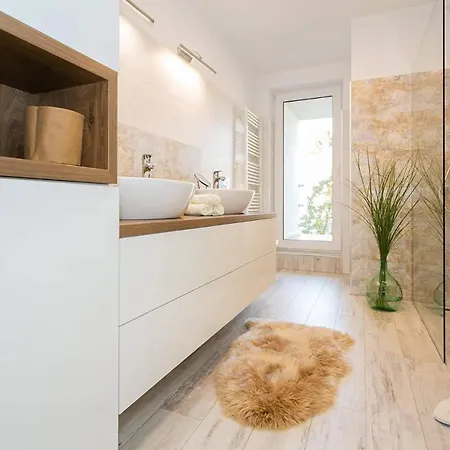 Bl - The Penthouse, 24hr Self Check-in, 2 Bedrooms, Fireplace, Ac, Panoramic View From Main Balcony, 3-minute Walk To Center *