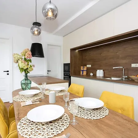 Bl - The Penthouse, 24hr Self Check-in, 2 Bedrooms, Fireplace, Ac, Panoramic View From Main Balcony, 3-minute Walk To Center バンスカー・ビストリツァ