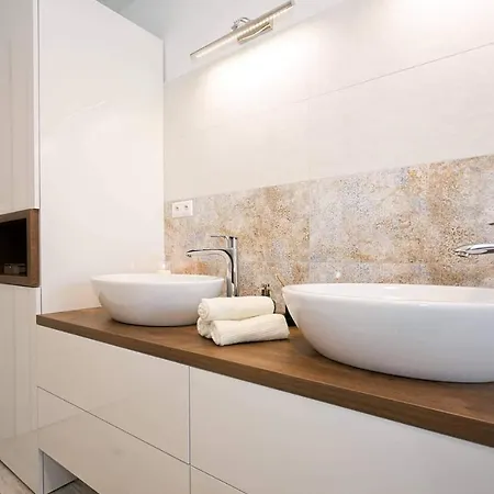 Bl - The Penthouse, 24hr Self Check-in, 2 Bedrooms, Fireplace, Ac, Panoramic View From Main Balcony, 3-minute Walk To Center * באנסקה ביסטריצה