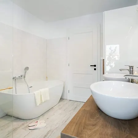 Bl - The Penthouse, 24hr Self Check-in, 2 Bedrooms, Fireplace, Ac, Panoramic View From Main Balcony, 3-minute Walk To Center