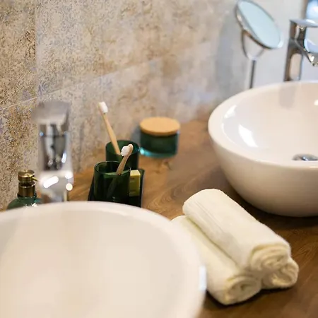 דירה Bl - The Penthouse, 24hr Self Check-in, 2 Bedrooms, Fireplace, Ac, Panoramic View From Main Balcony, 3-minute Walk To Center באנסקה ביסטריצה